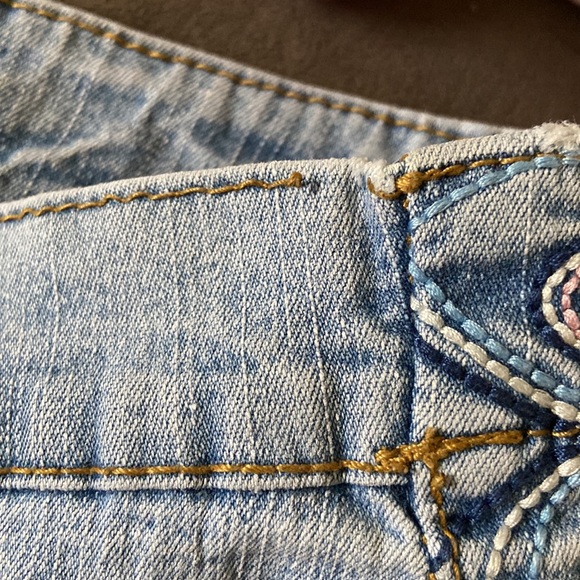 Angles Jeans Acid Wash Light Blue Shorts with Flower Embroidery Size 11 - Picture 9 of 9